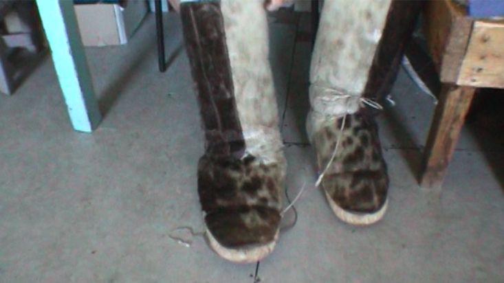 Nacho atándose los kamik (botas de piel de foca) - Expedición Thule - 2004