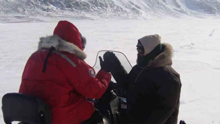 En el lago Ayr durante la ruta en motonieve hacia al Barnes -  Expedición al Casquete polar Barnes - 2012