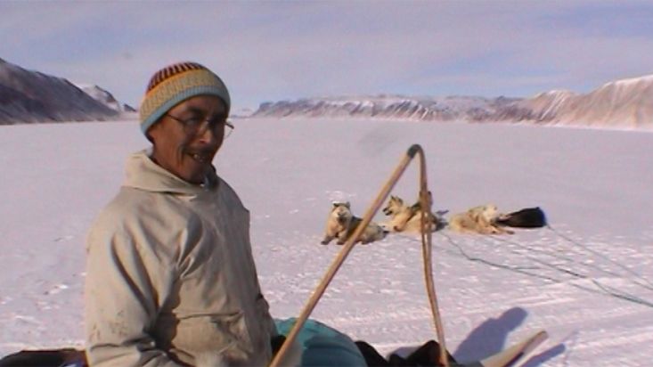 Manumina explica cómo se dice látigo en groenlandés - Expedición Thule - 2004