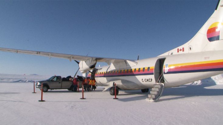 Llegada al aeropuerto de Clyde River - Expedición Sam Ford Fiord 2010