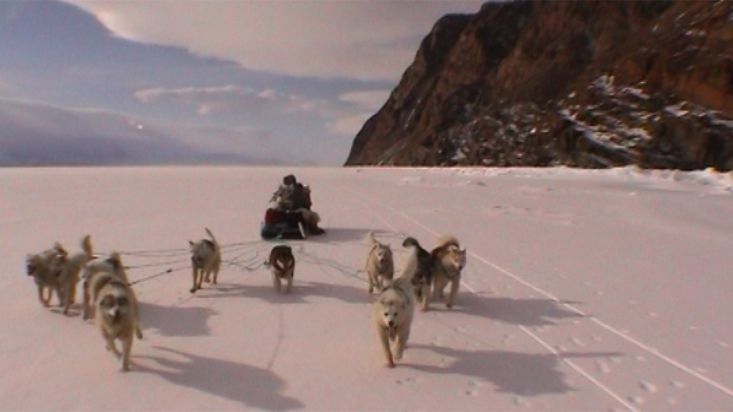 Llegada del trineo de Avigiaq y Nacho en la parada de Kangerdlugssuaq - Expedición Thule - 2004