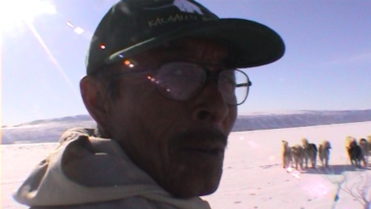 José Naranjo aprendiendo groenlandés con Manumina - Expedición Thule - 2004