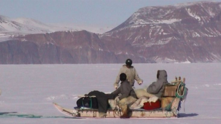 Manumina se acerca al trineo de Avigiaq y Nacho - Expedición Thule - 2004