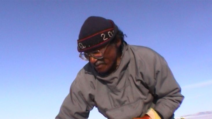 Un descendiente de Mattew Henson pescando fletán - Expedición Thule - 2004