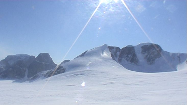 Montañas del Norman Glacier - Expedición al Casquete Polar Penny - 2009
