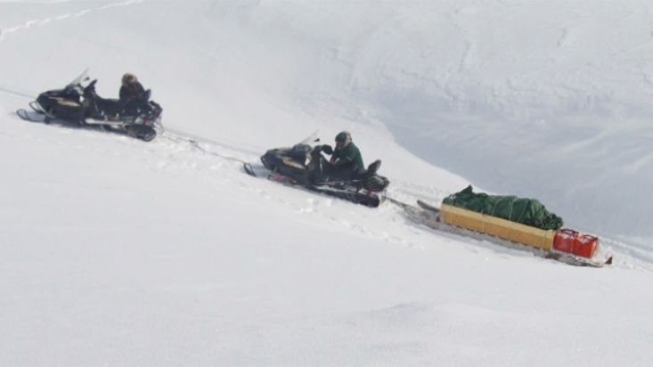 Motonieves atascadas en una pendiente nevada - Expedición al Casquete polar Barnes - 2012