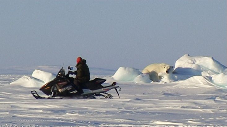 Norman, un Inuit de Qausuittuq al lado de un oso polar en Wellington Channel - Expedición Nanoq 2007