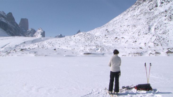 Ingrid observando el pico Asgard - Expedición al Casquete Polar Penny - 2009