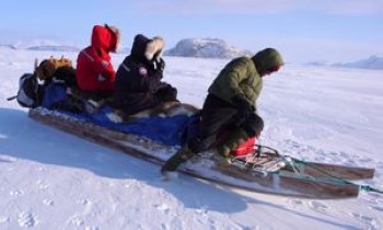 En trineo de perros en la tierra de los últimos Inuit