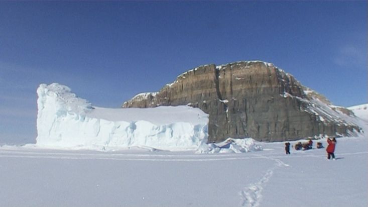 Parada en la ruta al lado de un iceberg en Rockstock Bay - Expedición Nanoq - 2007
