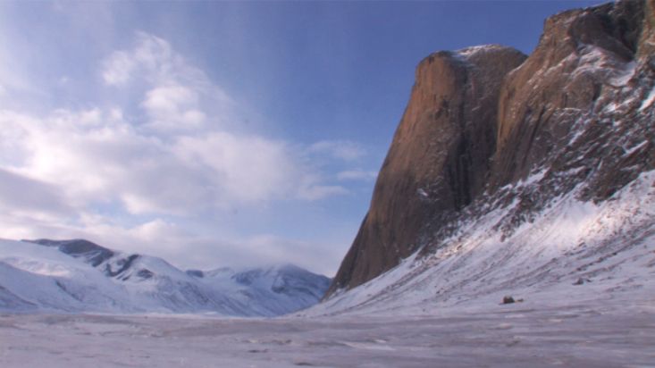 Esquiando hacia una gigantesca pared de roca - Expedición  Akshayuk Pass 2008