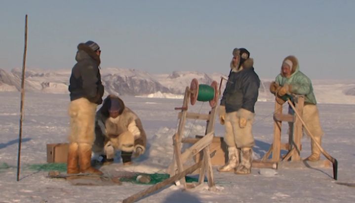 Así pescan los habitantes más al norte del mundo