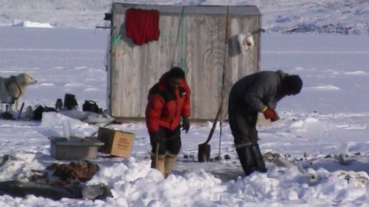 Una pareja de Thule pescando en el hielo - Expedición Thule - 2004
