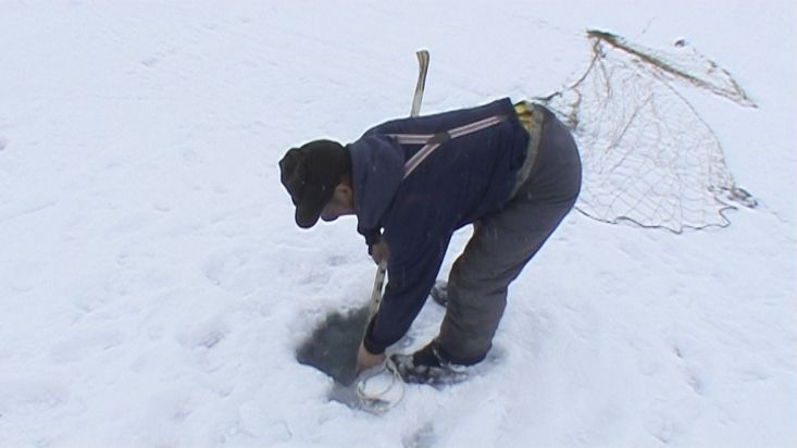 Stevie y su amigo Inuit ponen las redes de pesca de focas en el hielo - Expedición Nanoq 2007