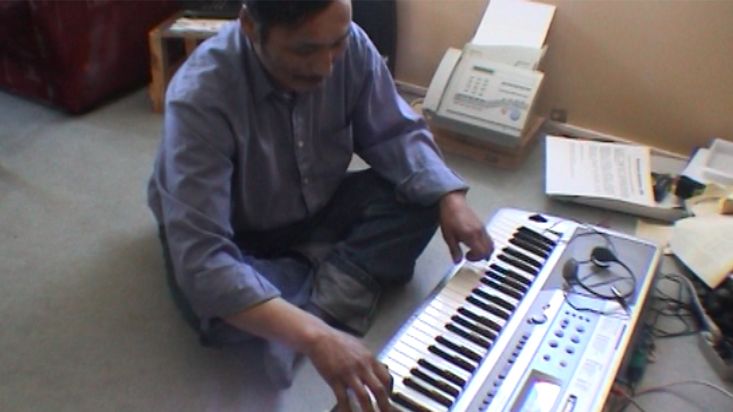 El Inuit Nikapianguak toca el piano en Qeqertat - Expedición Thule - 2004