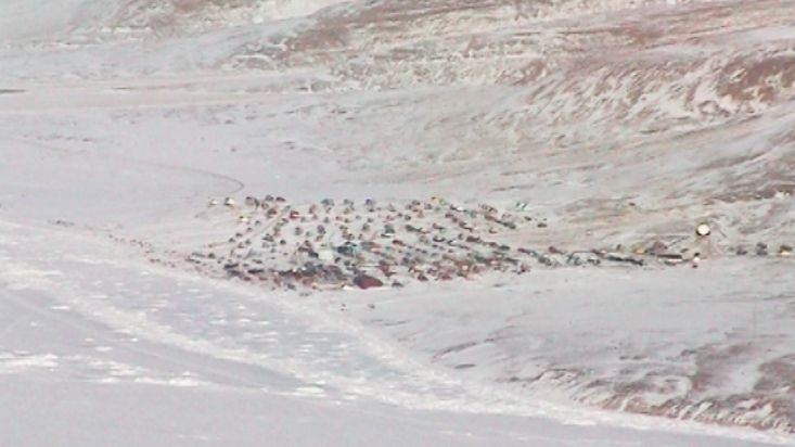 Aproximación del avión Dash 8 a la población Inuit de Qaanaaq - Expedición Thule - 2004
