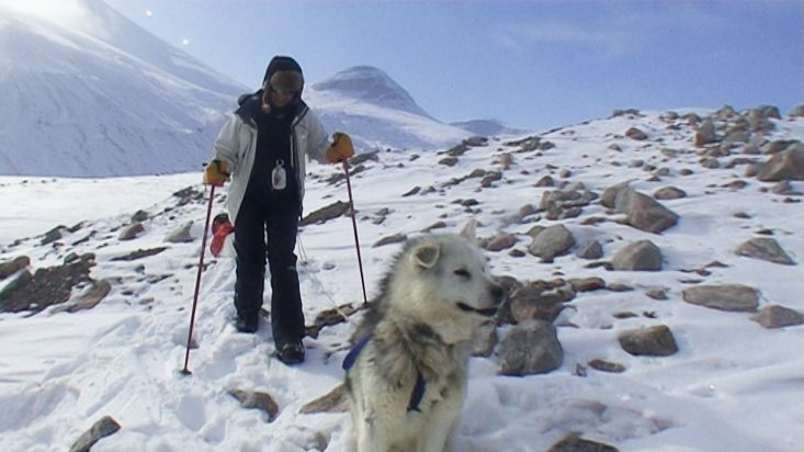 Porteo del material hasta el Stewart Valley - Expedición Sam Ford Fiord 2010