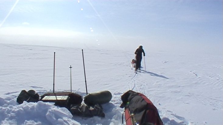Porteo con esquís del material en el plateau glaciar - Expedición al Casquete Polar Penny - 2009