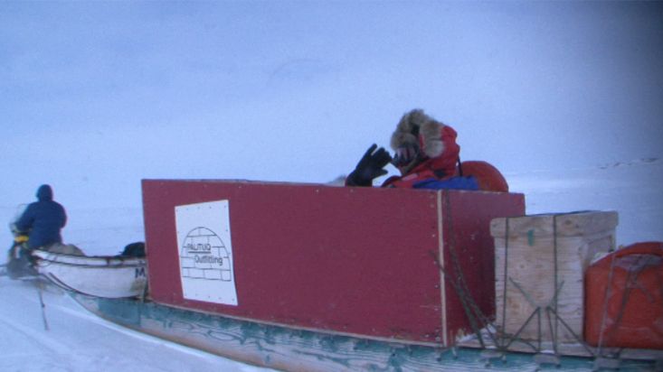 Saliendo en motonieve de la cabaña en Ravenscraig - Sam Ford Fiord 2010