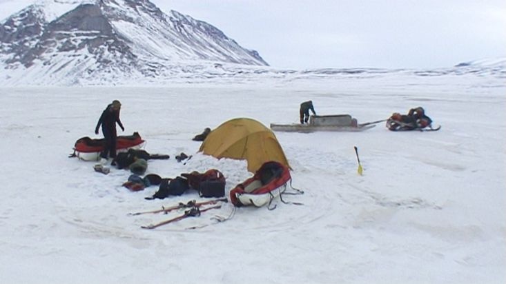 Desmontando el campamento en Refuge Harbour - Expedición Sam Ford Fiord 2010