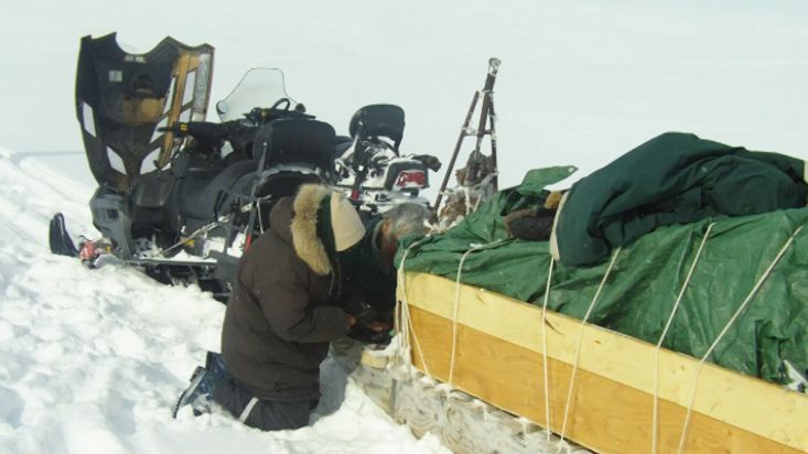 Reparación de una motonieve en la ruta hacia el Barnes - Expedición al Casquete polar Barnes - 2012