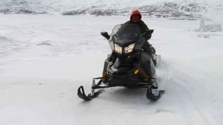 Regreso en motonieve a Clyde River por el río Clyde - Expedición al Casquete polar Barnes - 2012