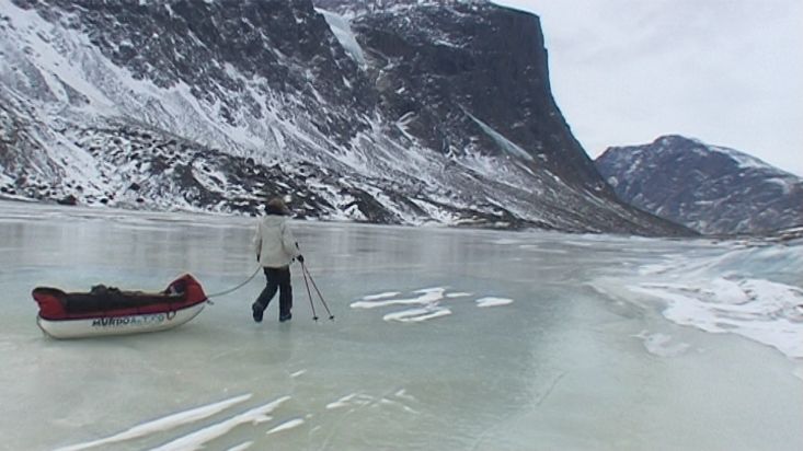 Caminando sobre el hielo del río Weasel - Expedición al Casquete Polar Penny - 2009