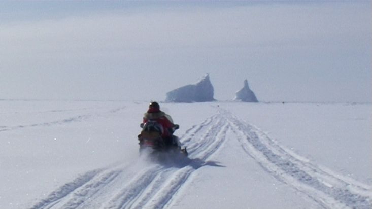 Hacia un iceberg en motonieve atrapado en Rockstock Bay - Expedición Nanoq 2007