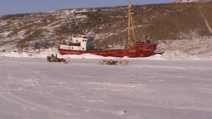 Saliendo de Qaanaaq en trineo de perros - Expedición Thule - 2004