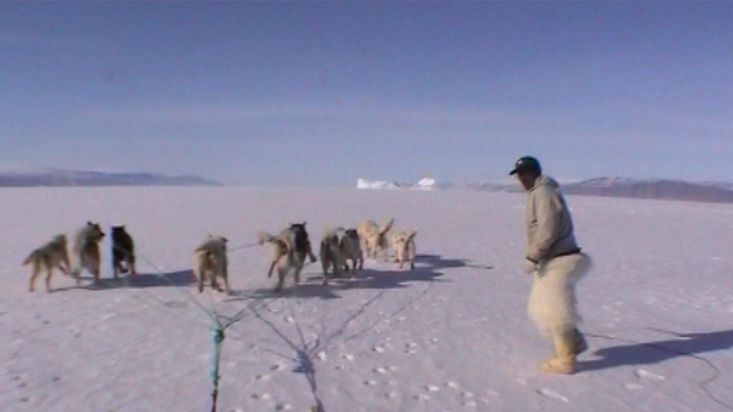 Saliendo de Qeqertat en trineo de perros - Expedición Thule - 2004
