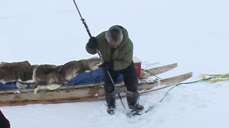 Stevie, un Inuit de Qikiqtarjuaq asegura el freno del trineo - Expedición Nanoq 2007