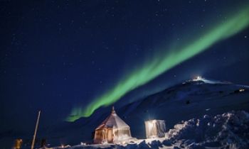 Svalbard bajo la aurora boreal