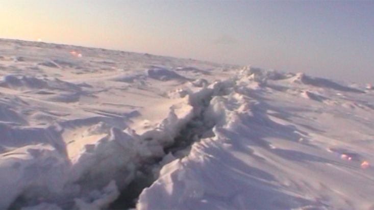 En el borde de los témpanos - Expedición Polo Norte Geográfico - 2002