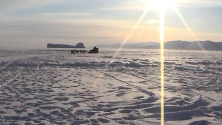 El trineo de Avigiaq y Nacho llega a Qeqertat - Expedición Thule - 2004