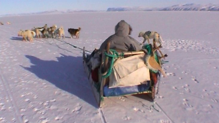El trineo de Avigiaq y Nacho llegando a la parada en el glaciar Quinissut - Expedición Thule - 2004