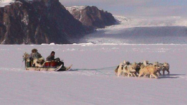 El trineo de Avigiaq y Nacho con los glaciares Hart y Sharp al fondo - Expedición Thule - 2004