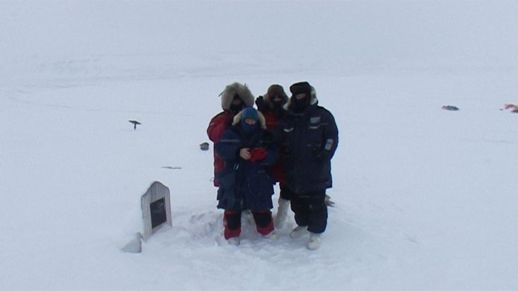 En la tumba de un marinero de la mítica expedición de Franklin - Expedición Nanoq 2007