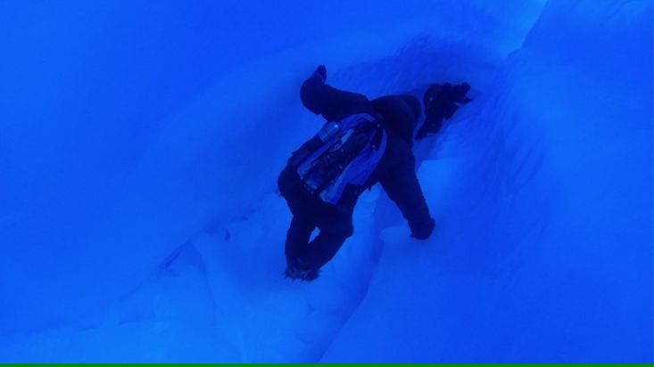 Atravesando un túnel de hielo en la Antártida - 2016