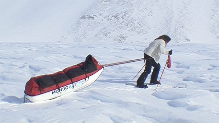 Ingrid superando los ventisqueros petrificados - Expedición al Casquete Polar Penny - 2009