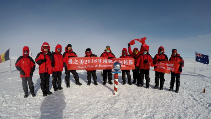 Viajeros de China saltando de alegría en el Polo Sur ceremonial - 2018