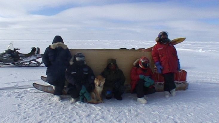 Los viajeros se protegen del viento en el Wellignton Channel - Expedición Nanoq 2007