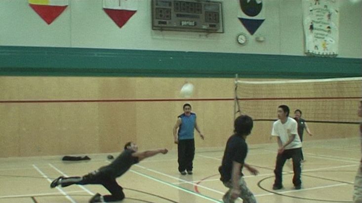 Jóvenes Inuit jugando al voleibol - Expedición Nanoq 2007